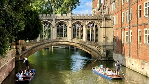 Image of punting on the river near the Bridge of Sighs